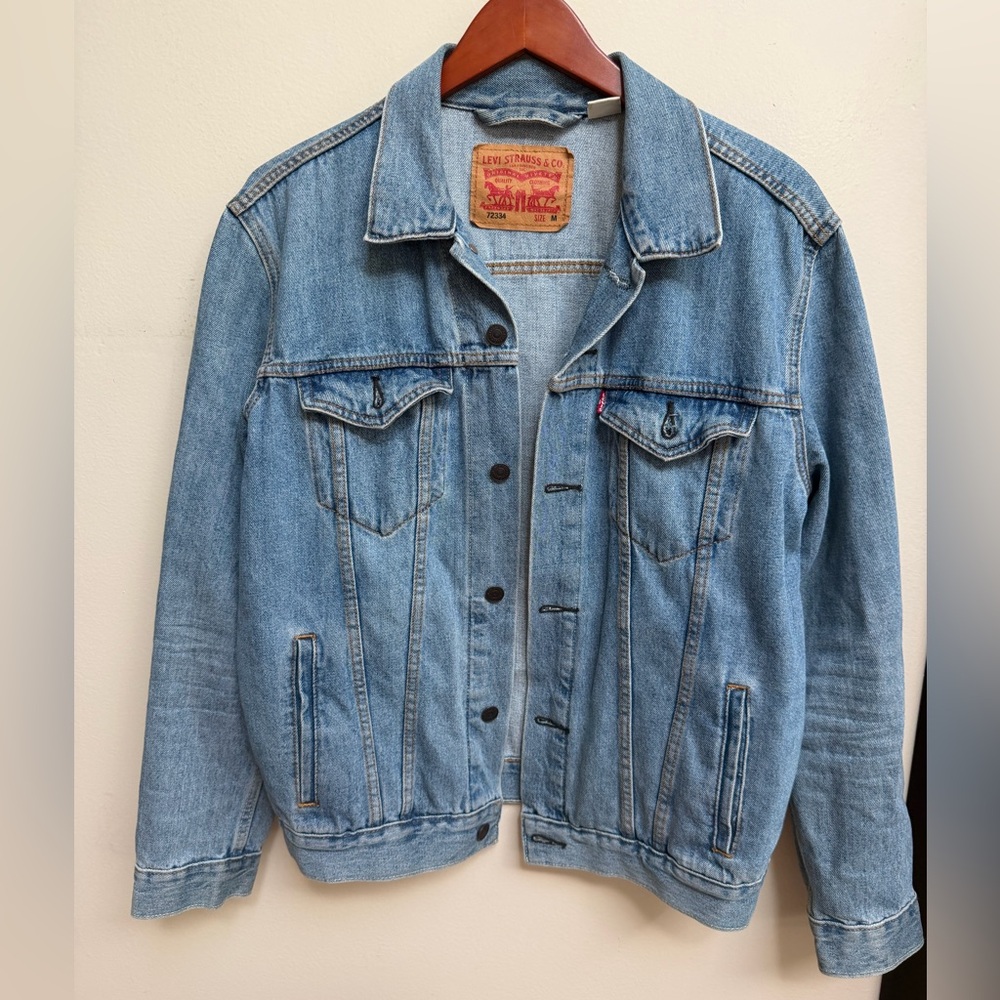 Levi's Light Blue Denim Trucker Jacket - Classic Chest Pockets